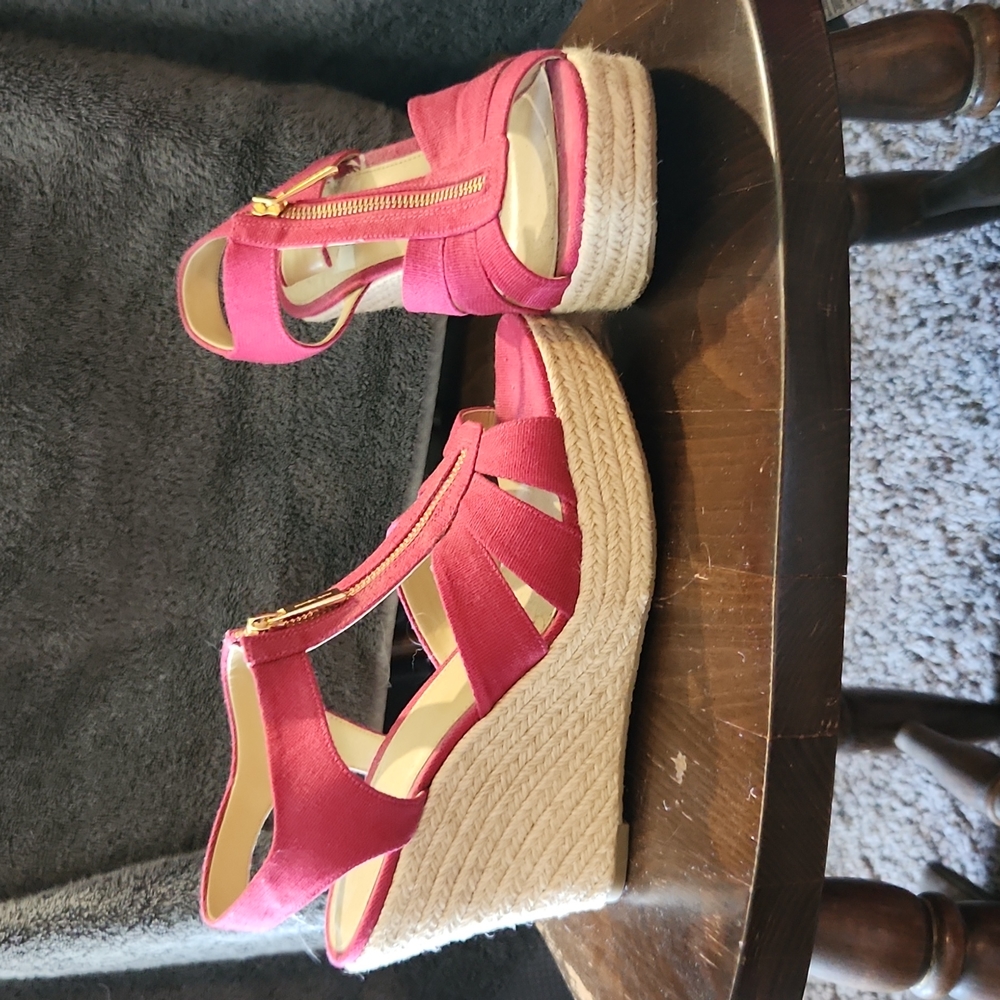 Cleanout Sale!! 🔥🔥 Dropped Prices!🤑Cute Wedge shoes! Size 9